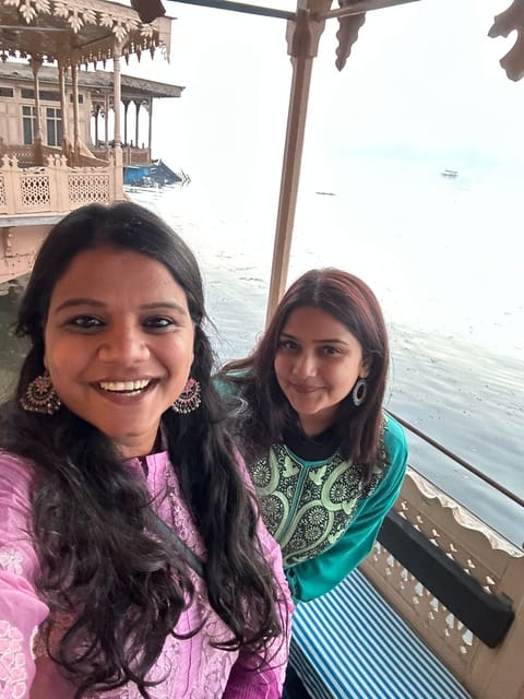 Travel influencer Bhavini Srivastava and her friend Shubhangi Nagaria in Kashmir